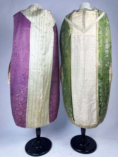 Deux chasubles à la romaine partielles en...