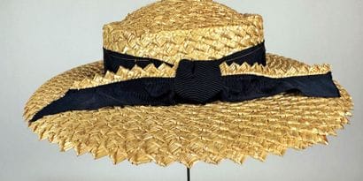Trois chapeaux de mode en paille jaune pour...