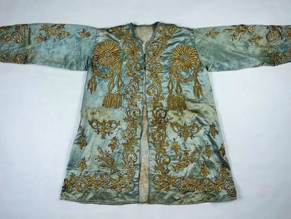 Une robe et un kaftan de cérémonie brodés...