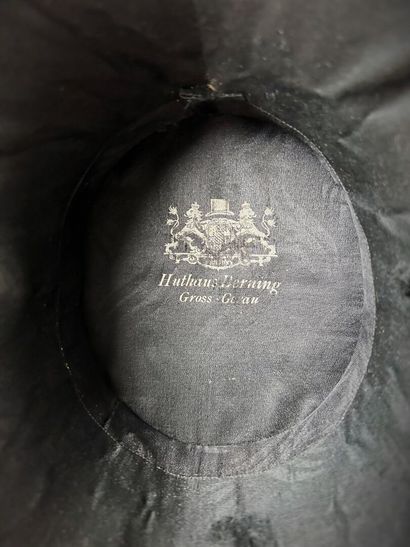 Un chapeau haut de forme taupé noir griffé...
