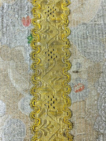 Précieuse chasuble à la romaine en drap d'or...