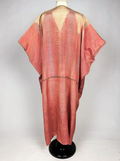 Un kaftan en tapisserie de soie saumon dit...
