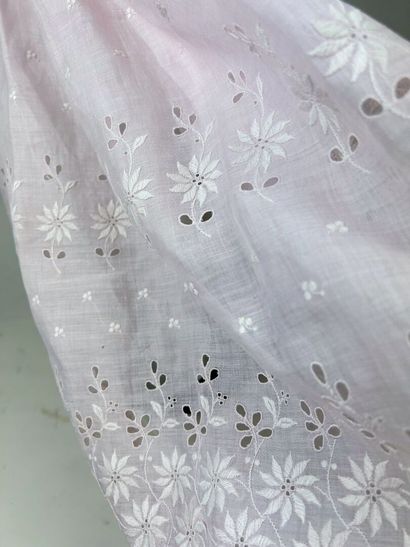Robe d'été d'une adolescente en organdi rose...