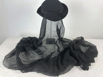 Quatre chapeaux de mode noir en crêpe de...