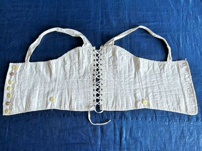 Trois corsets en coutil et coton blanc pour...