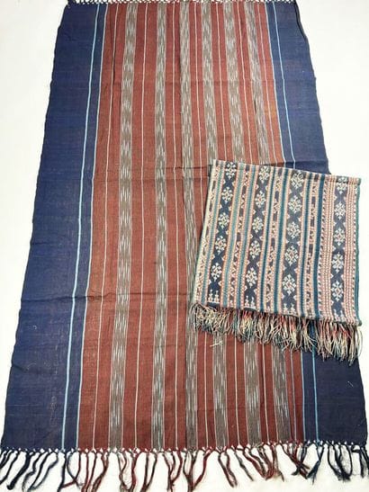 Deux pagnes en ikat de coton indigo de Timor,...