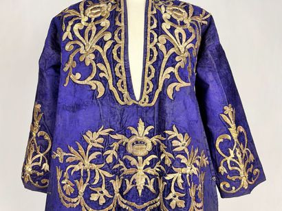 Une robe et un kaftan de cérémonie brodés...