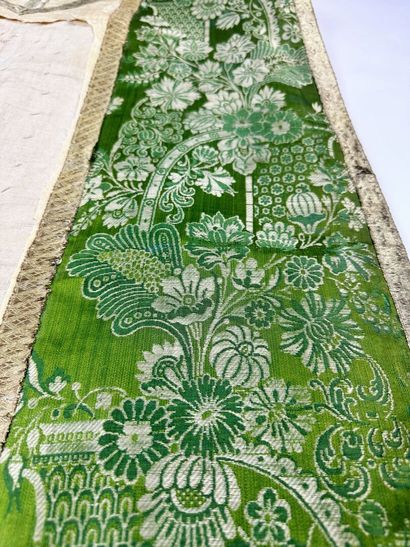 Deux chasubles à la romaine partielles en...
