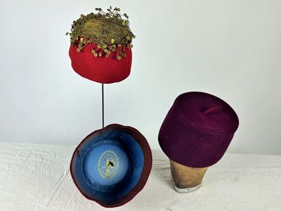 Trois chéchias en feutre de laine rouge,...