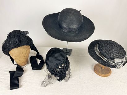 Quatre chapeaux noir de mode pour dame, dont...