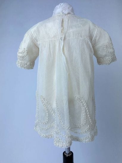 Une robe de baptême et un corsage brassière...