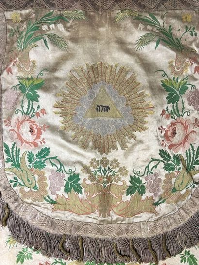 Une chasuble romaine et une châpe pluvial...