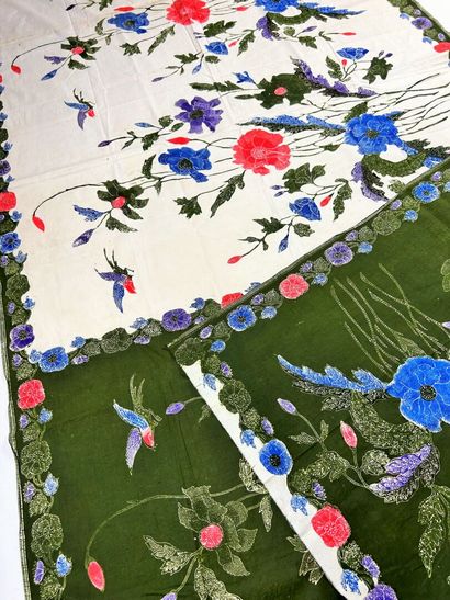 Un panneau de Batik fond blanc à extrémité...