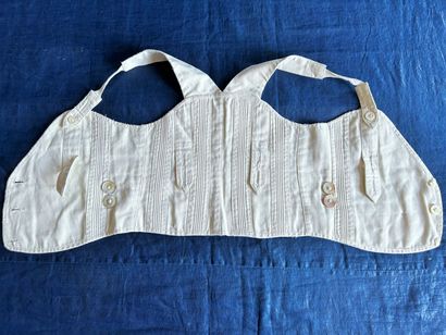 Trois corsets en coutil et coton blanc pour...
