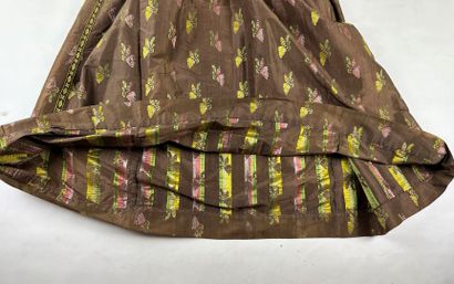 Une robe en taffetas liseré fond marron,...
