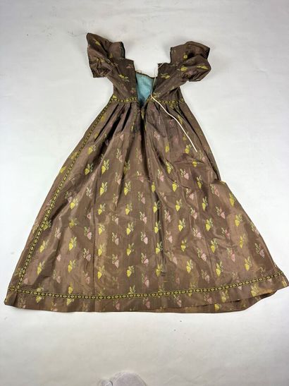 Une robe en taffetas liseré fond marron,...