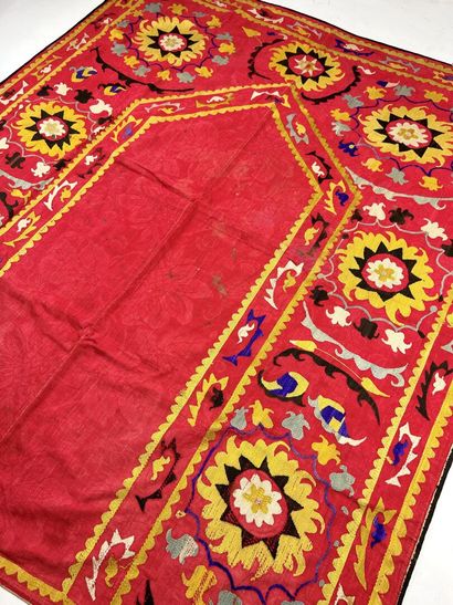 Un tapis de prière en Suzani, broderie polychromes...