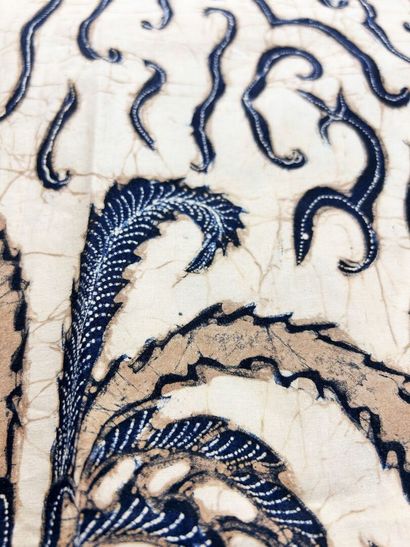 Un grand panneau de Batik fond écru à motifs...