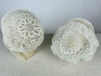 Cinq coiffes de fête en tulle blanc brodé,...