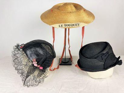Deux capotes de mode en paille noire pour...