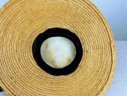 Trois chapeaux de mode en paille jaune pour...