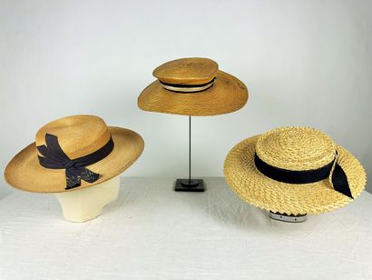 Trois chapeaux de mode en paille jaune pour...