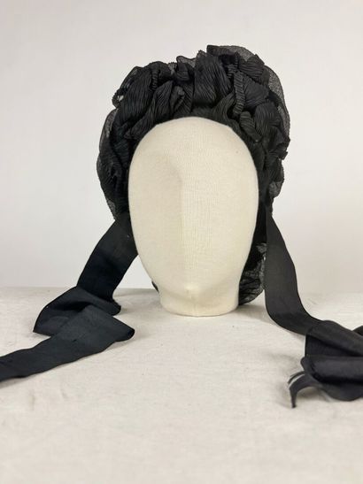 Quatre chapeaux de mode noir en crêpe de...