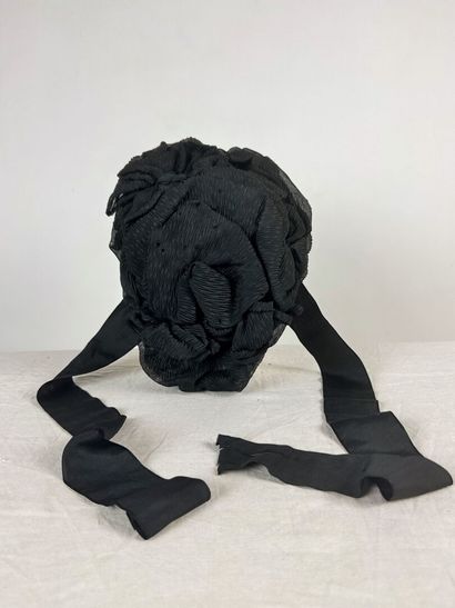 Quatre chapeaux de mode noir en crêpe de...