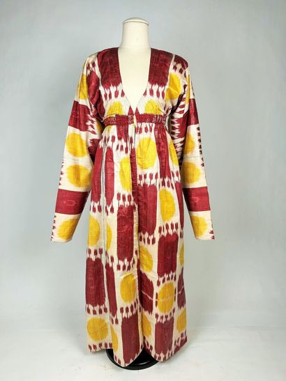 Une robe Chapan en ikat de soie à apprêt...