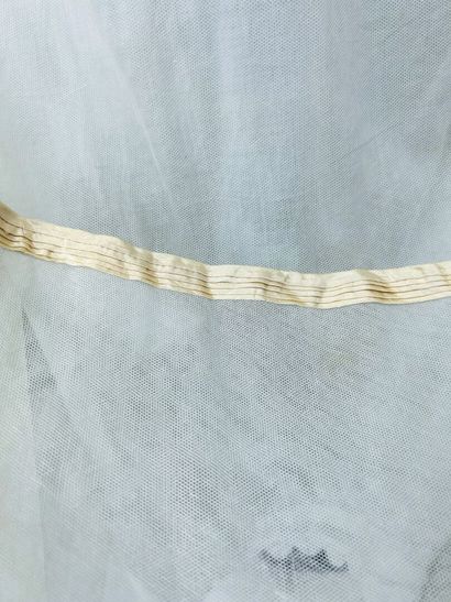 Une robe de bal à manches ballon, période...