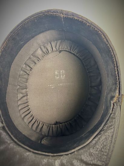 Un bonnet d'aviateur ou de motard en cuir...