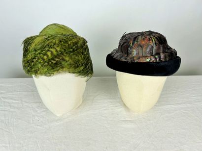 Une collection de cinq bibis en plumes à...