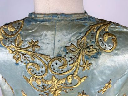 Une robe et un kaftan de cérémonie brodés...
