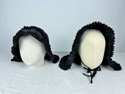 Quatre Quichenottes à bavolets, grandes coiffes...