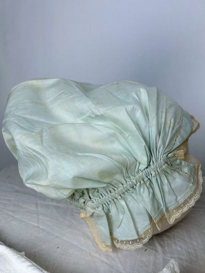 Un ensemble de douze coiffes de jour, charlottes,...