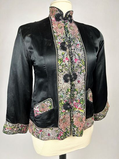 Une veste chinoise en satin duchesse noir...