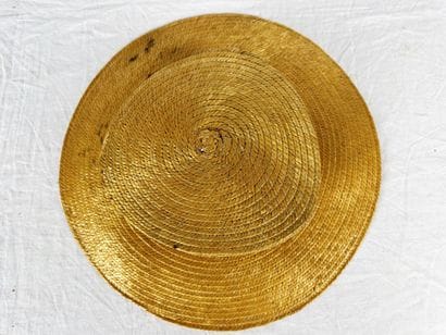Trois chapeaux de mode en paille jaune pour...