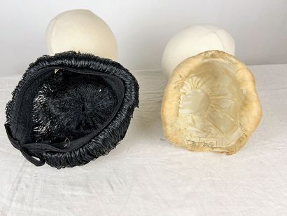 Une collection de quatre précieux bibis en...