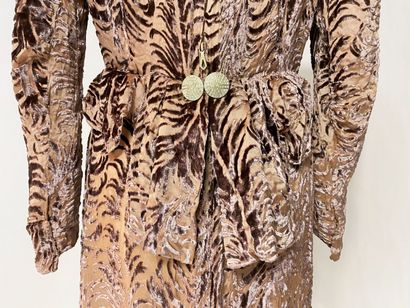 Une robe du soir à traine en velours dévoré...
