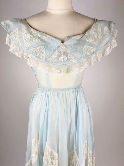 Robe longue estivale en organza bleu-ciel...