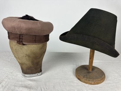 Cinq chapeaux de mode et bibis pour dame,...