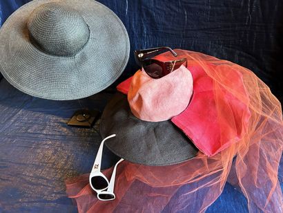 Deux grands chapeaux capeline et deux paires...