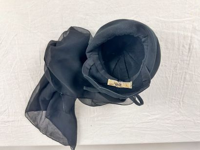 Quatre beaux chapeaux de mode et bibis en...