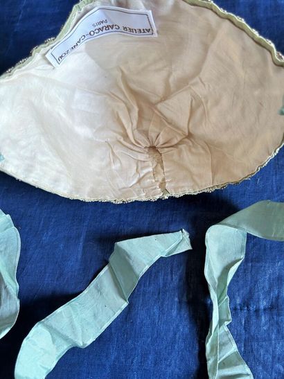 Trois bonnets de cérémonie à clinquants pour...