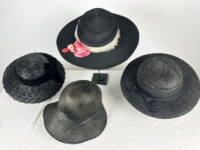 Quatre chapeaux de mode en paille noire pour...