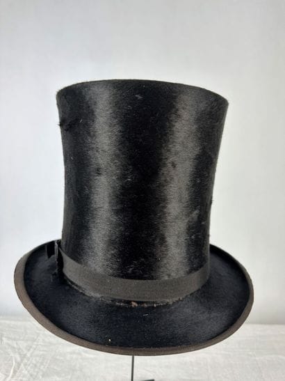 Deux chapeaux haut de forme à tuyau de poële,...