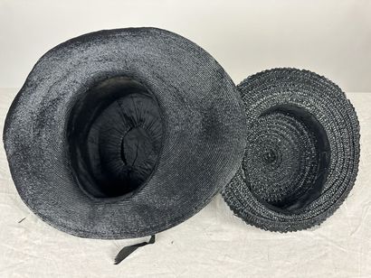 Quatre chapeaux noir de mode pour dame, dont...