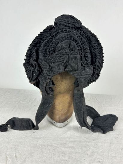 Trois chapeaux et un bibi de mode pour dame...