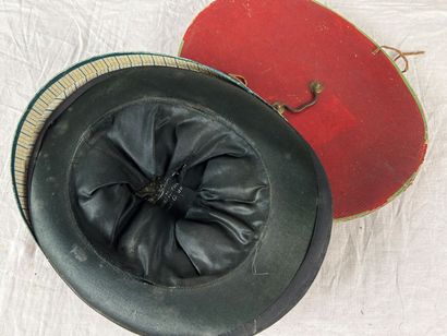 Un chapeau haut de forme taupé noir griffé...