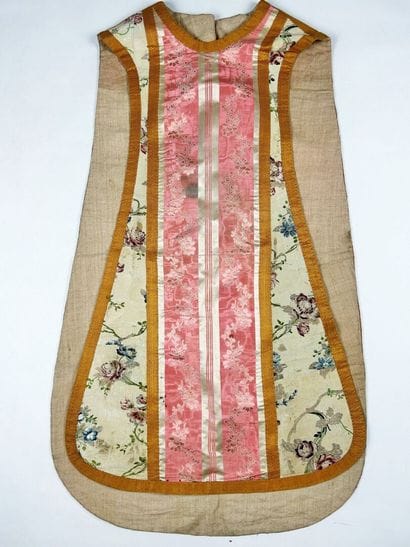 Une chasuble romaine et une châpe pluvial...